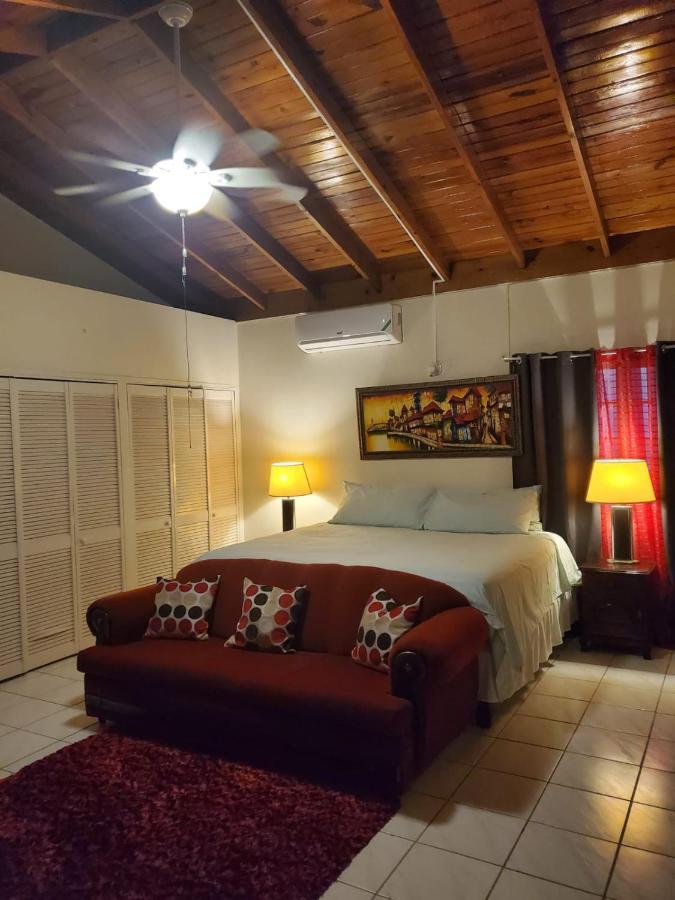 876 Ja Oasis & Homestay - By Kingston Airport Bagian luar foto