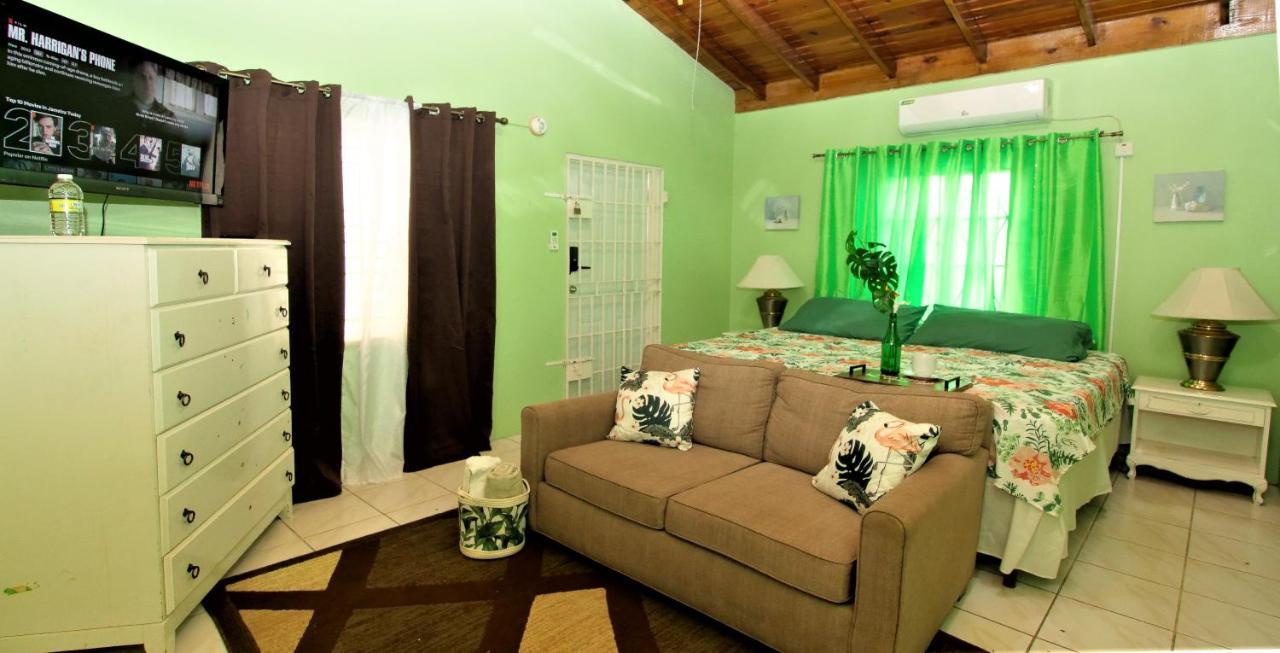 876 Ja Oasis & Homestay - By Kingston Airport Bagian luar foto